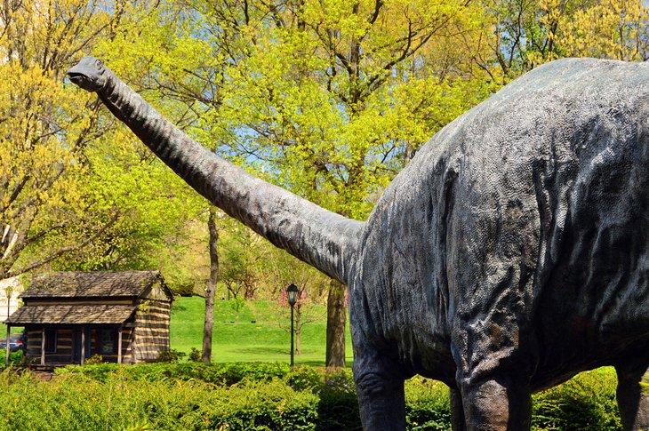 Dinosaido fuera del Museo Carnegie de Historia Natural
