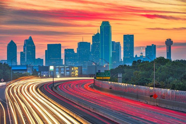 Horizonte de Birmingham al anochecer