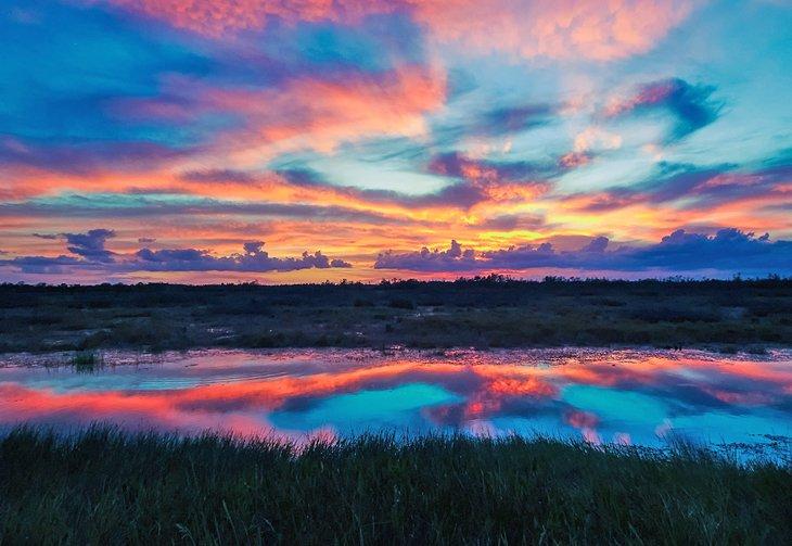 Colores del atardecer sobre el bayou de Alabama