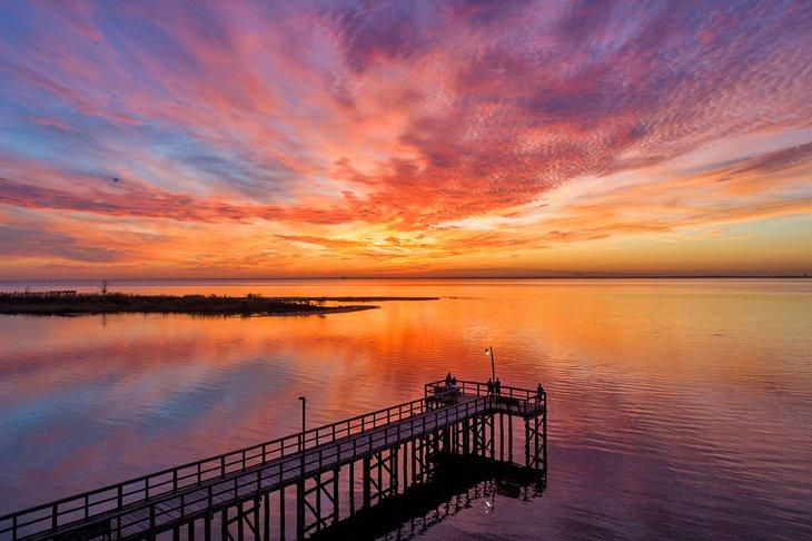 Muelle de Daphne Bayfront Park al atardecer