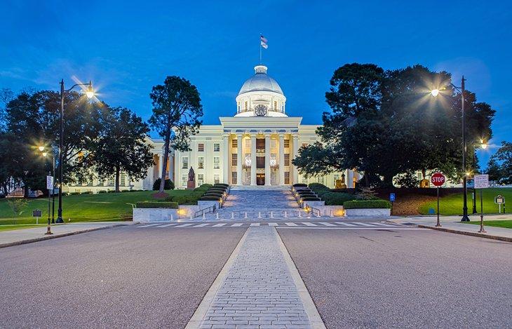 Capitolio del Estado de Alabama de noche