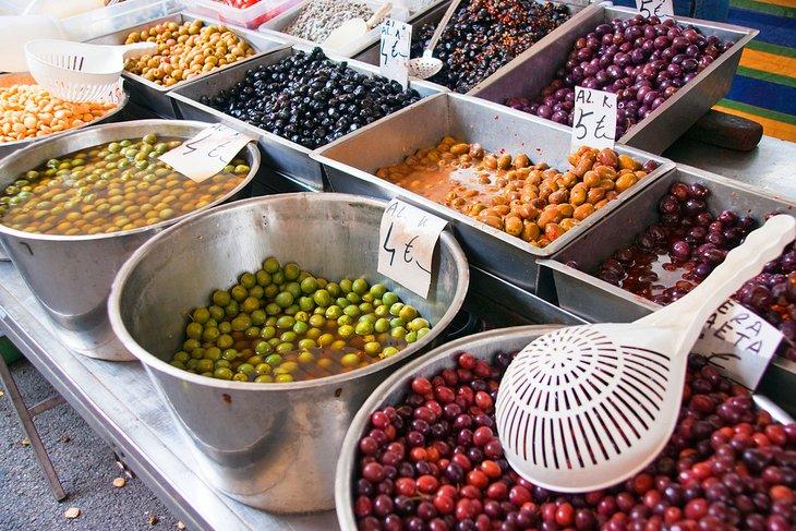 Aceitunas a la venta en un mercado callejero
