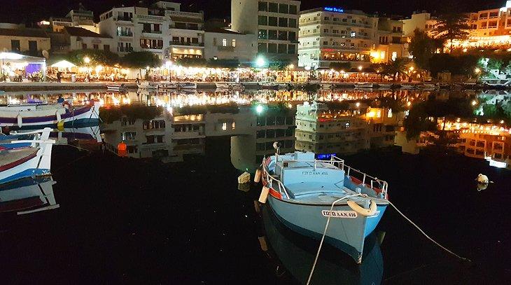 Lago Voulismeni de noche