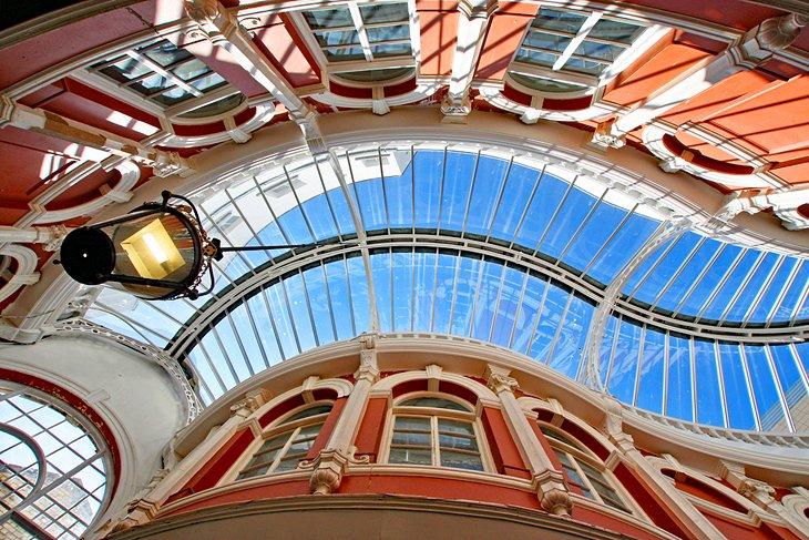 Arcada de compras cubierta con techo de cristal en Cardiff