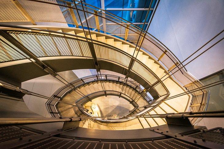Escalera moderna en el Museo de Arte Walters
