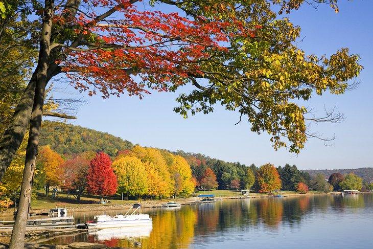 Colores otoñales a lo largo del Lago Deep Creek, Maryland