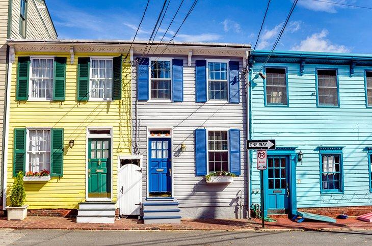 Casas históricas coloridas en el Casco Antiguo de Annapolis