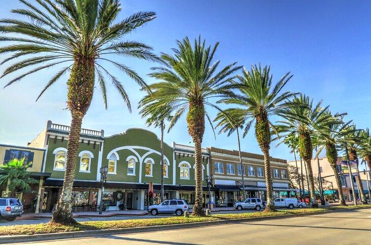 Una calle flanqueada de palmeras en Daytona Beach