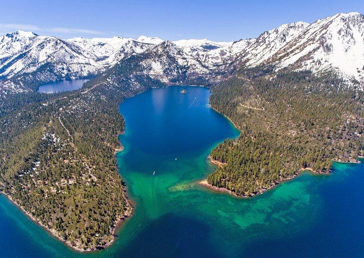 Vista aérea de Lake Tahoe con montañas cubiertas de nieve