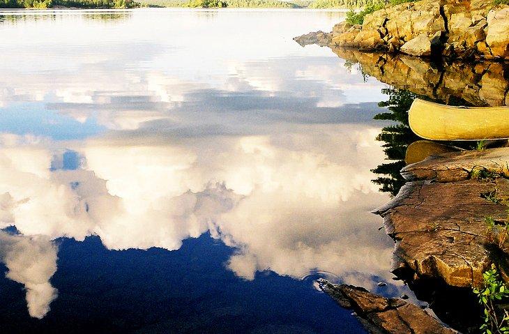 Himmel spiegelt sich im Wasser des Lady Evelyn-Smoothwater Lake