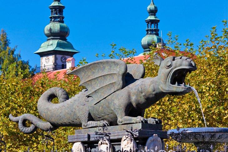 Neuer Platz y la Fuente del Dragón