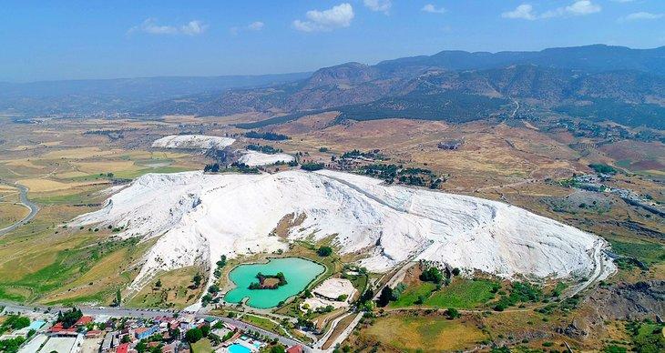 Vista aérea de las terrazas de travertino en Pamukkale
