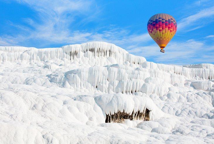 Globo aerostático sobre Pamukkale