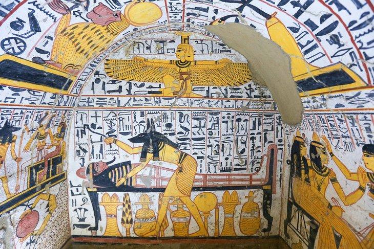 Pinturas murales dentro de las tumbas de Deir el-Medina