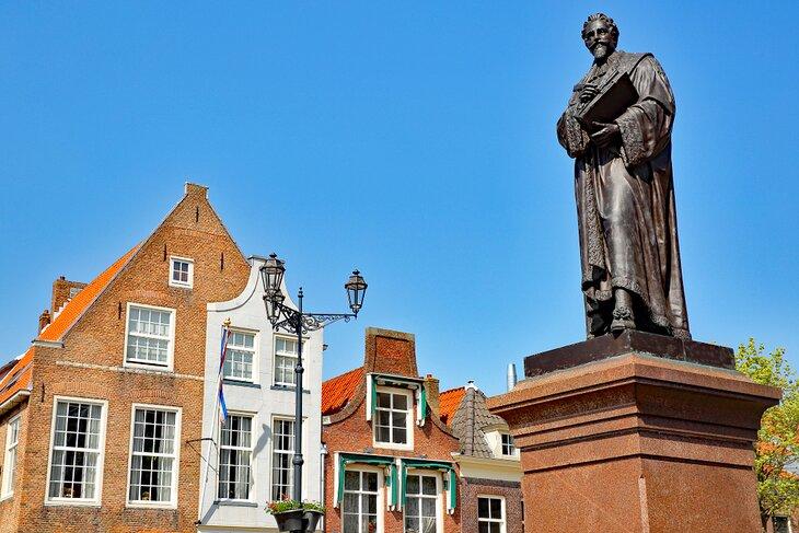 Estatua de Hugo de Groot en la Plaza del Mercado