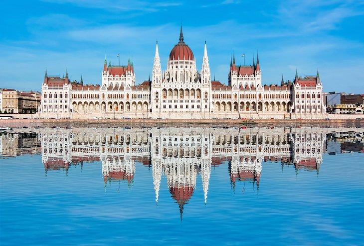 Bâtiment du Parlement reflété dans le Danube à Budapest