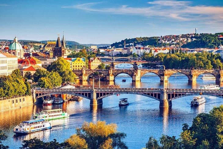 Vue de la rivière Vltava et des célèbres ponts de Prague