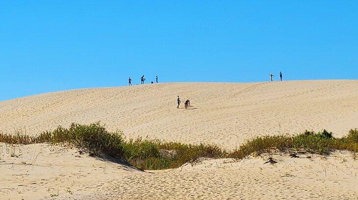 Jouer sur les dunes à Jockey's Ridge en septembre