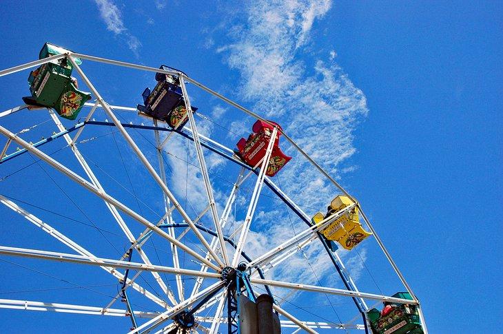 Rueda de la fortuna en el Parque de Atracciones Bay Beach