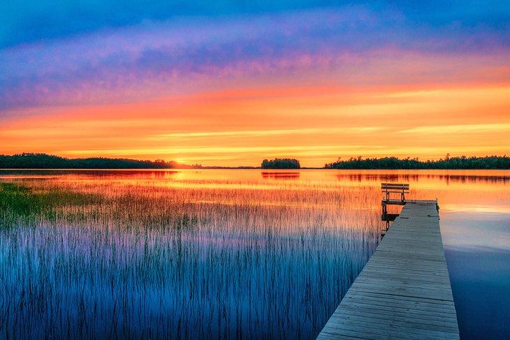 Atardecer sobre un muelle en los Bosques del Norte de Wisconsin