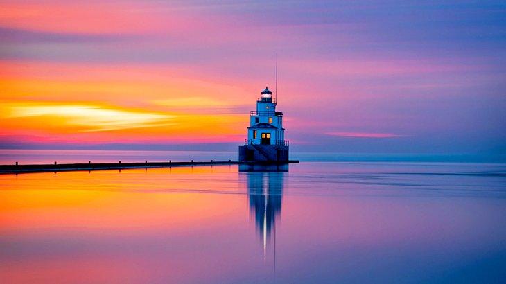 Faro al amanecer en Wisconsin