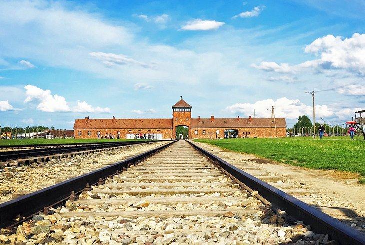 Vías del tren que conducen a Auschwitz