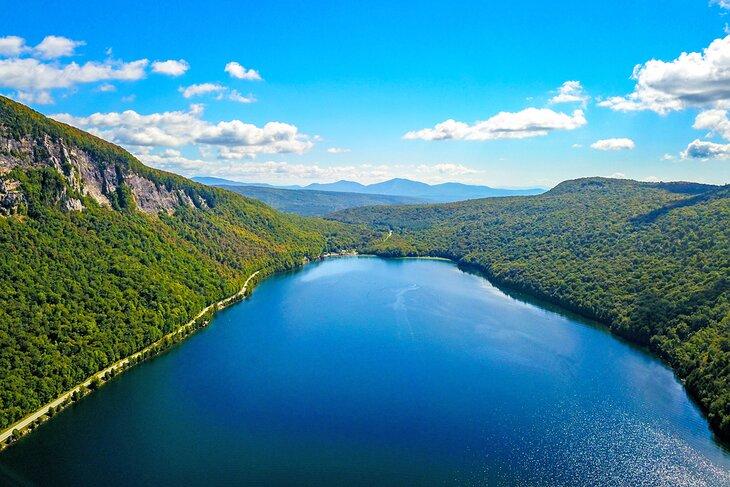 Vista sobre el Lago Willoughby desde Mt. Pisgah