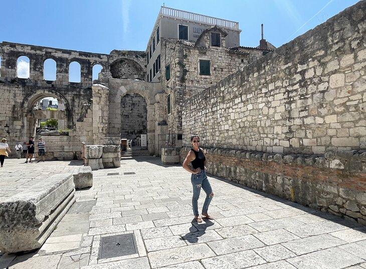 Autora Meagan Drillinger en el Palacio de Diocleciano