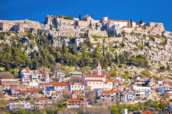 Fortaleza Klis sobre la ciudad de Klis