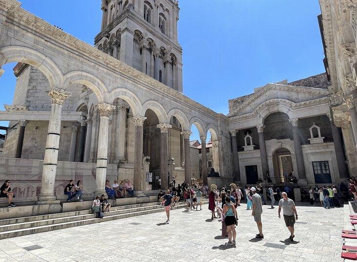 Visitantes en el Palacio de Diocleciano