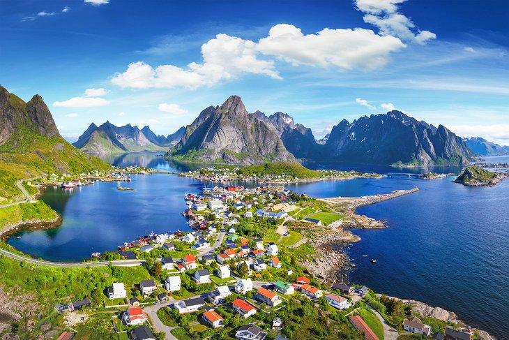Vista aérea del pueblo pesquero de Reine en las Islas Lofoten, Noruega