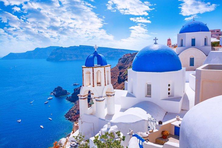 Pueblo de Oia en la isla de Santorini, Grecia