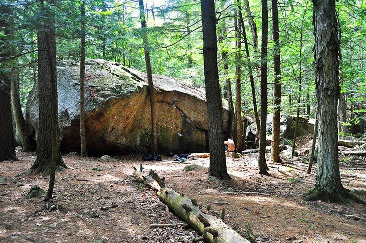 Sendero Pawtuckaway Boulder
