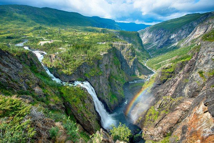 Arco iris sobre la cascada Vøringsfossen