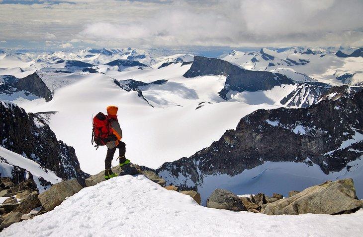 Senderista en la cima de Galdhopiggen