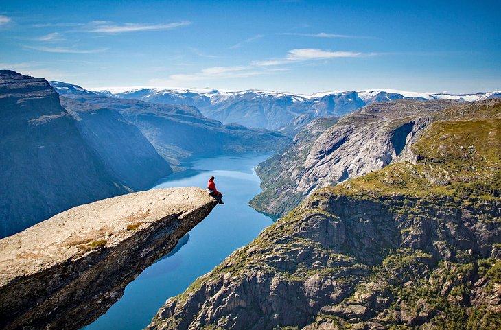 Senderista sentado en Trolltunga