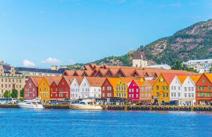 Edificios coloridos a lo largo del muelle Bryggen