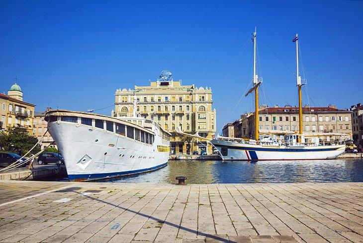 Der Gouverneurspalast und das Maritime und Historische Museum