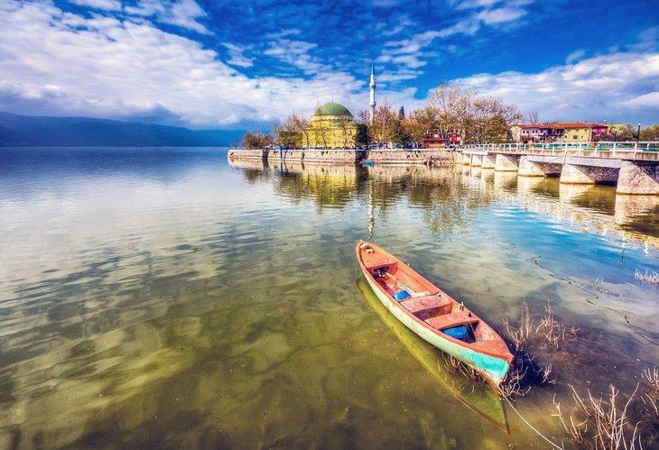 Bateau de pêche dans le village de Gölyazı