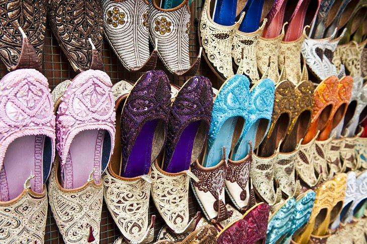 Zapatos a la venta en un souk de Dubái