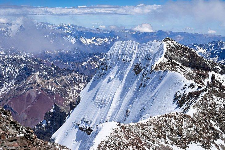 Vista del pico sur del Aconcagua desde el pico norte