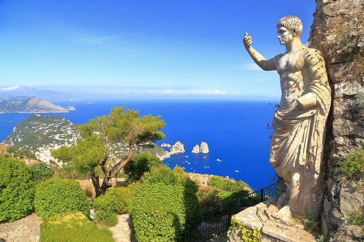 Estatua romana decorando un edificio en la cima del Monte Solaro