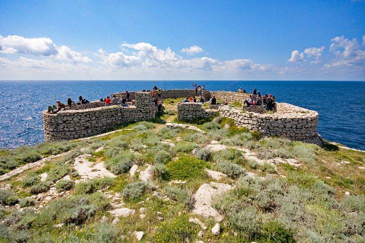 Vieja fortaleza a lo largo del Sentiero dei Fortini Borbonici