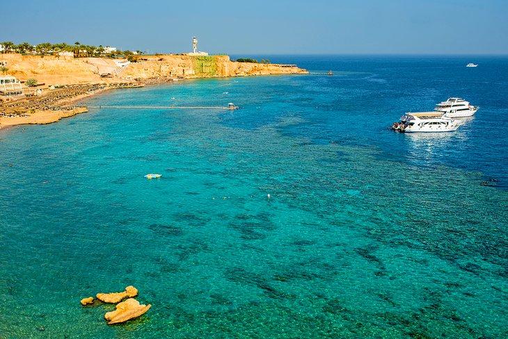 Vue aérienne du fabuleux snorkeling au large de Ras Um Sid Beach