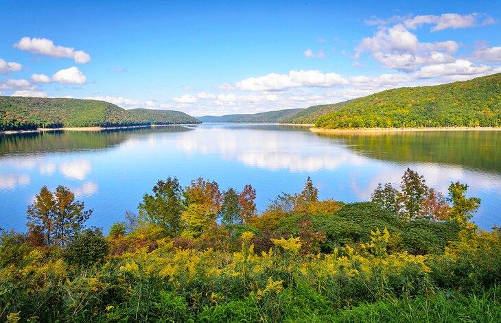 Lago Kinzua, también conocido como el Embalse de Allegheny en Pennsylvania