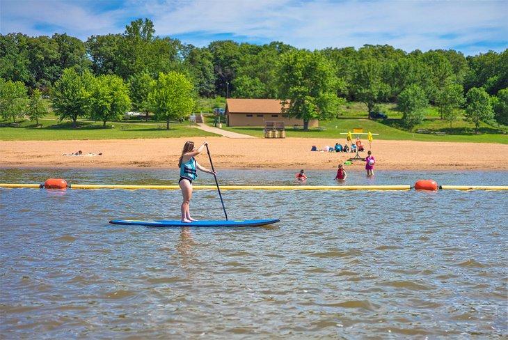Paddleboarder à la plage du lac Mark Twain