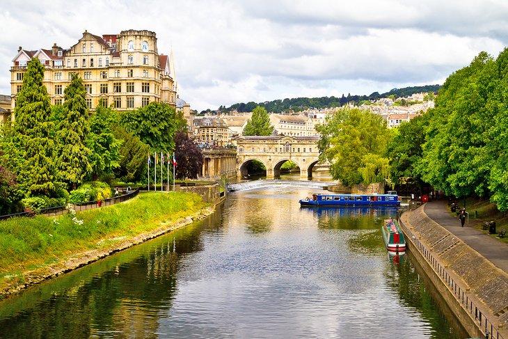 Pulteney Bridge über den Fluss Avon in Bath