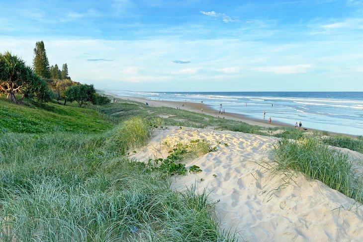 Dunas de arena que bordean Coolum Beach Holiday Park
