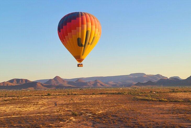 Un globo de aire caliente por la mañana fuera de Phoenix | Derechos de autor de la foto: Michael Law