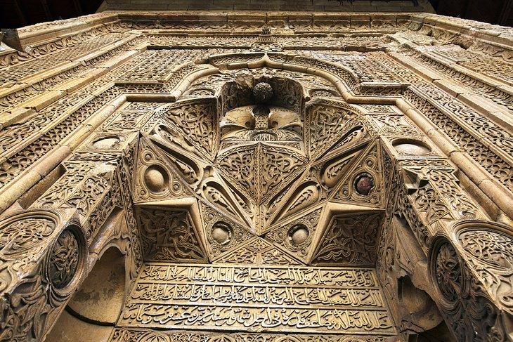 Primer plano de las tallas en una de las puertas de la Mezquita de Divriği